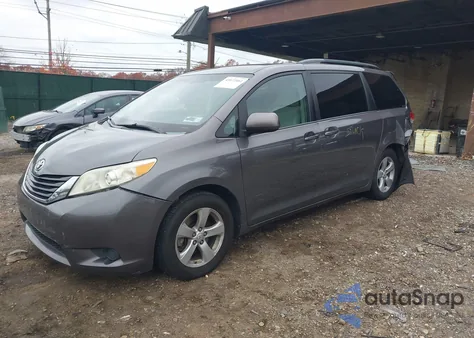 2013 Toyota Sienna Le V6 8 Passenger z USA, uszkodzony, nr VIN 5TDKK3DCXDS295975